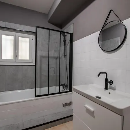 Maison Familiale A 2 Min A Pied De L'institut A Armand Calme Jeux Babyfoot Jacuzzi Proche 別荘 Saint-Laurent-dʼAigouze